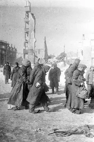 Пленные немцы на улицах Сталинграда Мы с большим трудом пробираемся между - фото 453