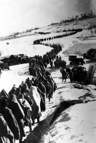 Колонна пленных фашистов День 25 января Войска 21й армии врываются в - фото 466
