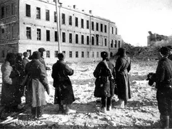 Советские воины в освобожденном Воронеже Руины Воронежа Колонна - фото 467