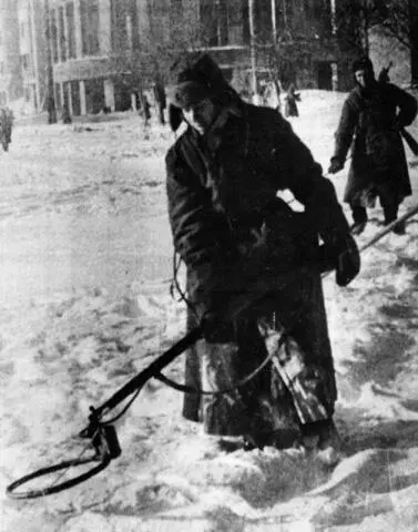 Советские саперы очищают Воронеж от взрывоопасных предметов Утром 4й танковый - фото 470