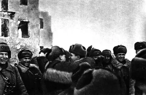 Воины 21й и 62й армий встретились в Сталинграде 26 января 1943 г После - фото 471