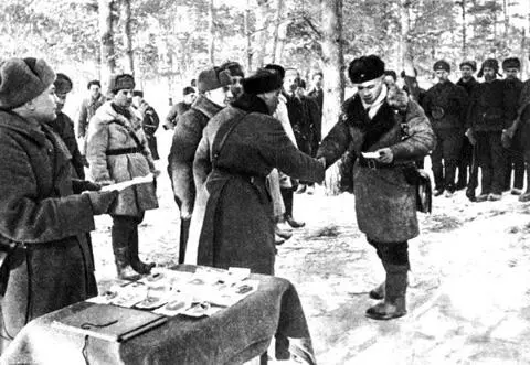Вручение наград партизанам В эти часы В центральной части Сталинграда - фото 476