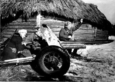 Орудийный расчет 45м м пушки партизанакомсомольца Ф И Тимофеева - фото 482