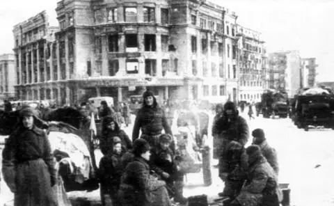 Советские солдаты на фоне Центрального универмага Сталинграда в подвале - фото 491