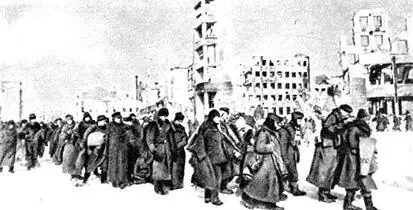Колонна плененных немецкофашистских солдат и офицеров в Сталинграде - фото 494