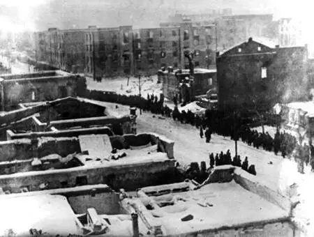 Колонны немецких военнопленных бредут по ул РабочеКрестьянской Пленные на - фото 496