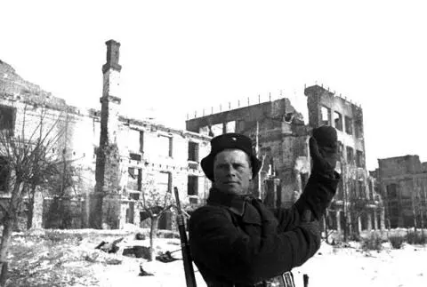 Советский солдатрегулировщик в Сталинграде 31 января 1943 г Воскресенье - фото 499