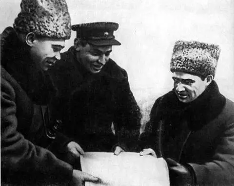 Командующий 62й армии В И Чуйков справа и член Военного Совета - фото 515