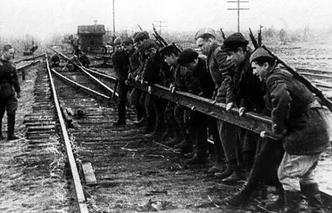 Группа народных мстителей разбирает полотно железной дороги в тылу врага 1943 - фото 523