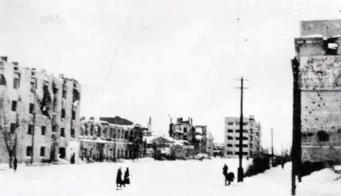 Улица Мира 1943 год Разбитый транспорт в городе 1943 г Руины - фото 526