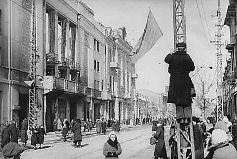 В освобожденном г Краснодаре Улица Красная Февраль 1943 г Жители - фото 40