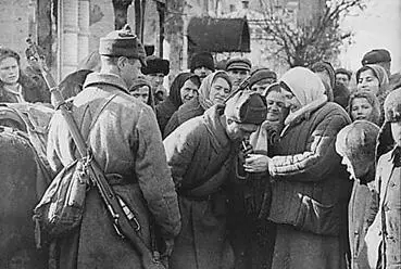 Жители Краснодара встречают освободителей бойцов Красной Армии 1943 г - фото 41