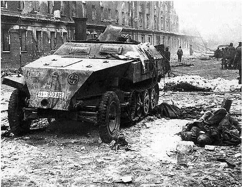 Подбитый немецкий полугусеничный бронетранспортёр SdKfz251 В этот же день - фото 65