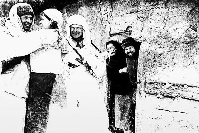 Так встречали жители своих освободителей Встреча освободителей За три - фото 67