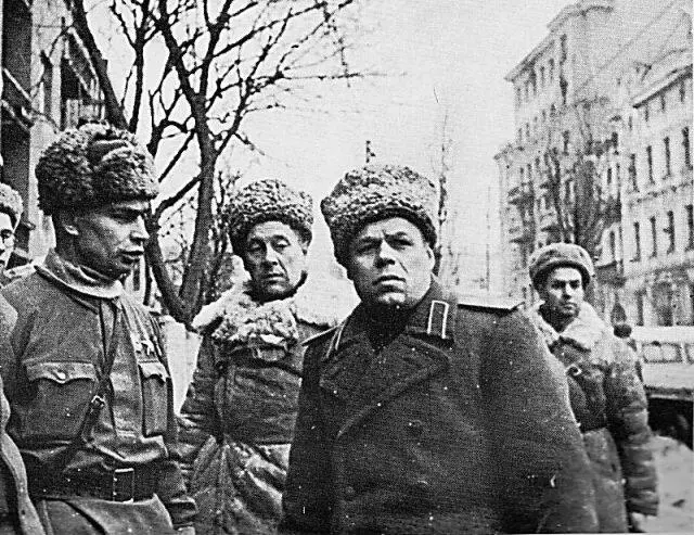 Командующий 3й танковой армией генерал Рыбалко в освобождённом Харькове В - фото 80
