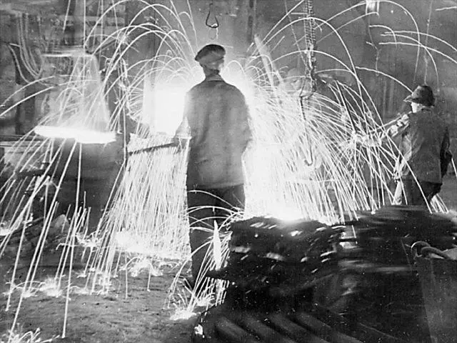 В сталеплавильном цехе Вспомним как это было Много неисчислимых бед и - фото 83