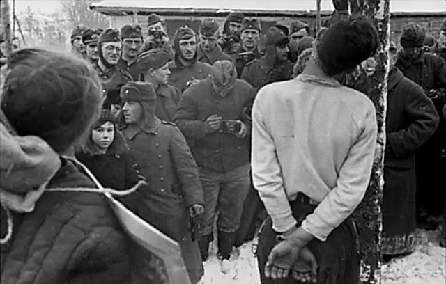 Фашистские изверги фотографируют повешенных Немало советских бойцов и - фото 85