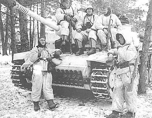 Немцы на самоходном штурмовом орудии StuG III зима 1943 г Разгораются - фото 88