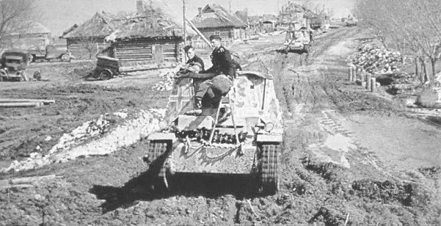 Колонна немецких самоходных артиллерийских установок Marder II Sd Kfz 131 на - фото 119
