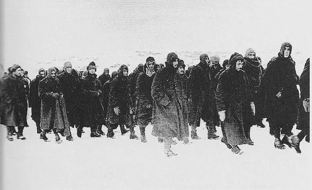 Колонна итальянских военнопленных Разгром войск врага на Верхнем Дону - фото 125