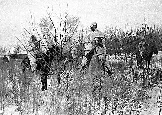 Советские кавалеристы в бою Фашистские захоронения В эти дни - фото 147