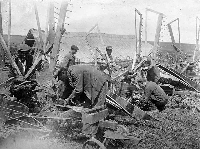 Машиннотракторная станция подготовка к уборочной кампании В 19421943 гг - фото 156