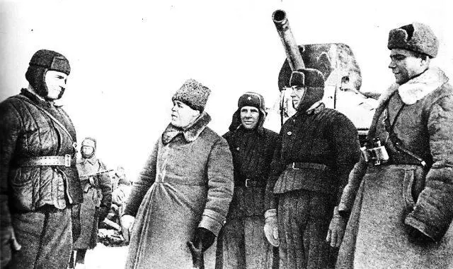 Командующий 3й гвардейской танковой армией П С Рыбалко беседует с танкистом - фото 162