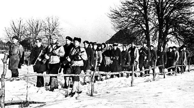 Партизанский отряд на марше День 27 февраля Для усиления военной - фото 163