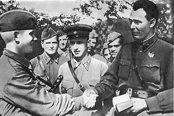 Л И Брежнев вручает партбилет 27 февраля 1943 г 254му гвардейскому - фото 165
