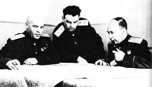 СевероЗападный фронт Слева направо члены Военного совета А М Пронин В Н - фото 169