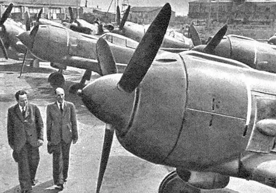 Конструктор С А Лавочкин слева осматривает готовые самолеты 1943 г - фото 171