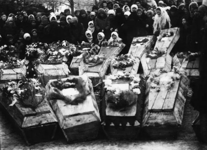 1 марта 1943 года в г Краснодоне состоялись похороны молодогвардейцев Из - фото 178