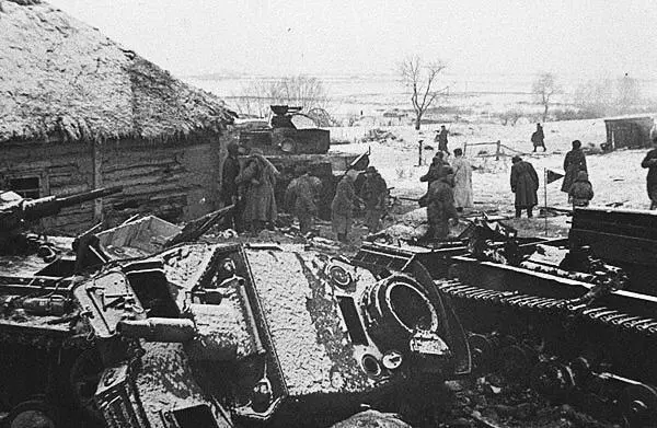 Группа партизан возле разбитой ими немецкой техники Сумская область Из - фото 182
