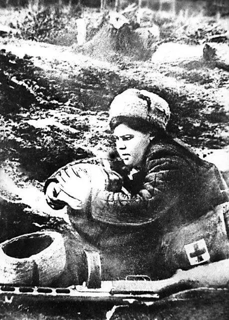 Оказание помощи раненому бойцу во время боя С выходом передовых соединений на - фото 200