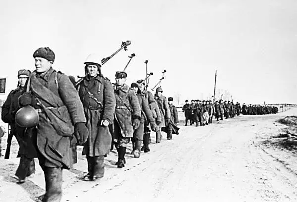 Бронебойщики на марше 4 марта 1943 г В это время Особое внимание - фото 205