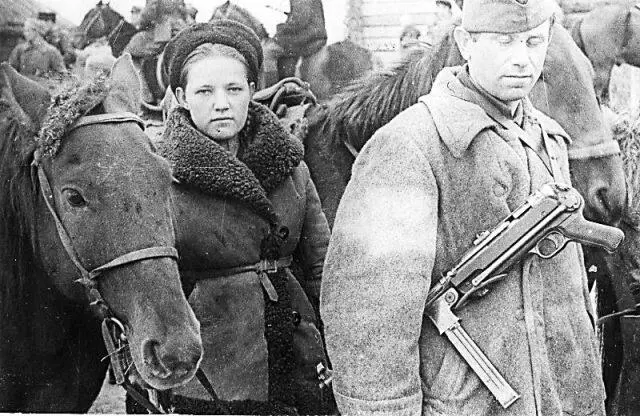 Бойцы одного из партизанских отрядов во время боевого похода отряда в составе - фото 206