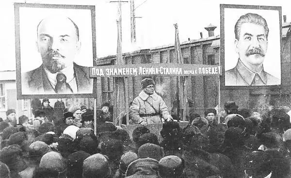 Политический митинг на вокзале при передаче армии санитарного поезда - фото 229