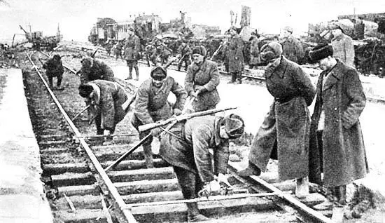 Путь скоро будет открыт 1943 г Вспашка поля Работницы Новосибирской - фото 230