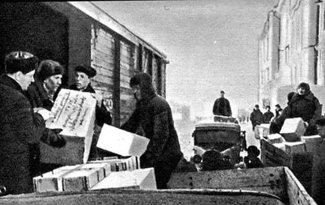 Подарки для воинов от трудящихся Куйбышева 1943 г Военные действия на - фото 233