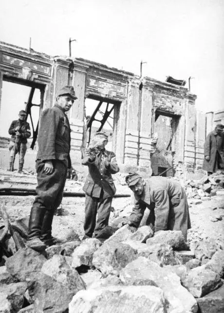 Пленные немцы разбирают завалы в Сталинграде 1943 Строительство - фото 263