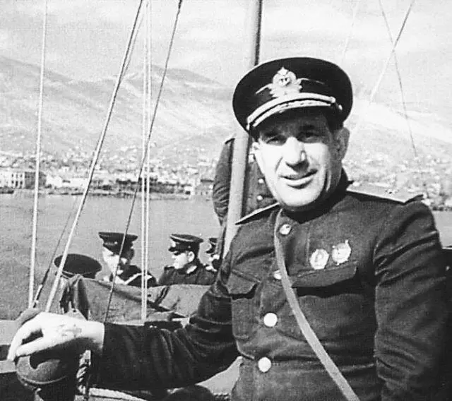 Георгий Никитич Холостяков у берегов Цемесской бухты 1943 г Как всегда - фото 271