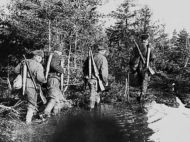 Артиллеристы несут снаряды к своей батарее 1943 г Машина с боеприпасами - фото 343