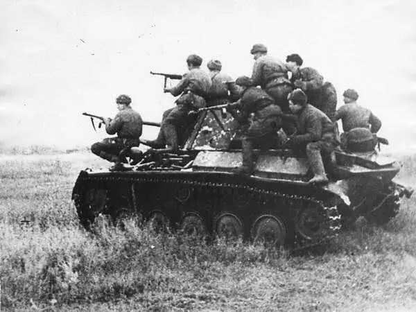 Танки и пехота Красной Армии идут в атаку 28 марта 1943 года вновь - фото 365