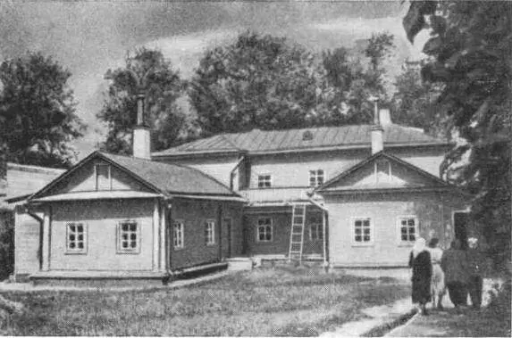 Дом Ульяновых в Симбирске Вид со двора Гостиная в доме Ульяновых - фото 13