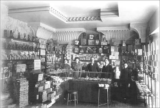 Магазин Бормана Продавцы за прилавком 1910е годы Известность Бормана и - фото 22