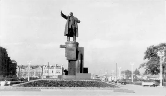 Памятник В И Ленину у Финляндского вокзала 1950е годы Первым в Ленинграде - фото 51