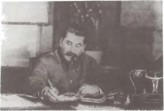 ИВ Сталин в рабочем кабинете 1938 г Заключение Наиболее распространённая - фото 17