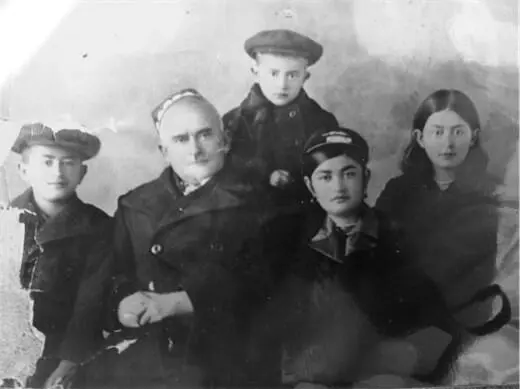 Илл 6 Дадамат Турсунов с родственниками Однако у Рахманкула были не только - фото 6