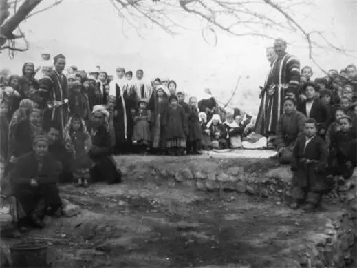 Илл 27 Собрание жителей Ошобы предположительно 1940е гг В литературе - фото 53