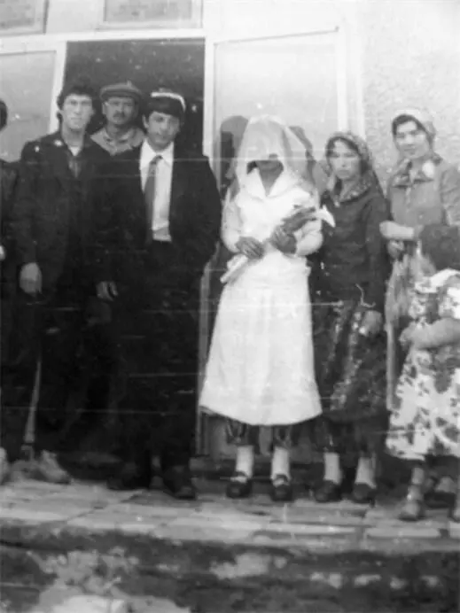 Илл 33 Молодожены в загсе 1970е гг К слову любопытно отношение к - фото 59